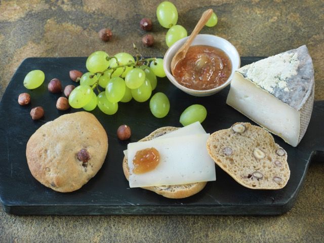 Petits pains aux noisettes, confiture de raisin et tomme de chèvre